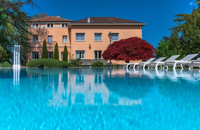 Luxuriöse Villa auf einem Hügel, 30000 qm großer weltlicher Park, riesiger Swimmingpool