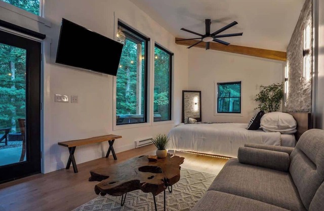 Luxury Hocking Couples Cabin | Secluded! Hot Tub!