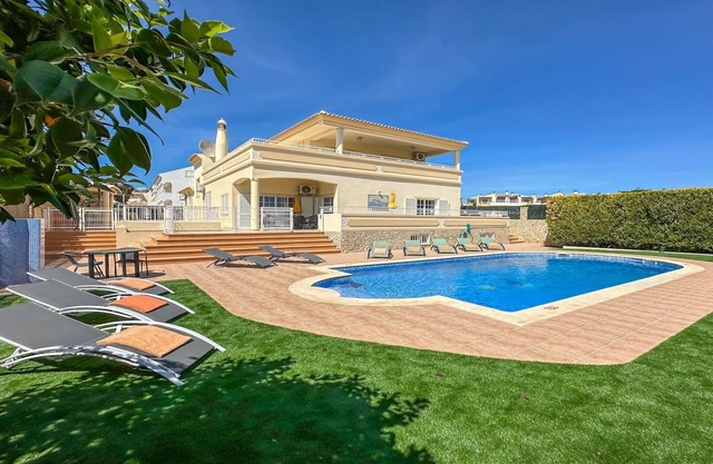 4 Schlafzimmer, Luxusferienhaus mit Pool in Albufeira, Golf in der Nähe.