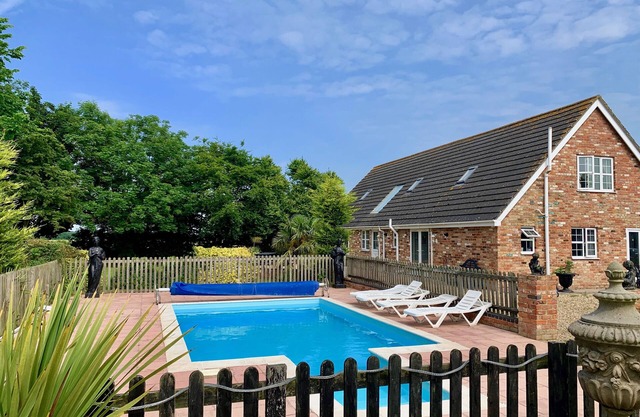 Luxury Holiday Home With Pool - Sleeps 19