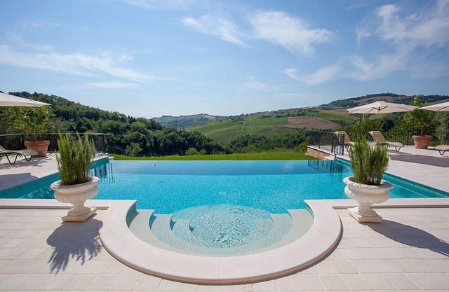 Luxus-Urlaub mit privaten Pool und atemberaubenden Panorama in der Natur