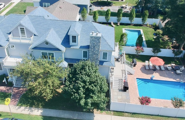 Modernes Familienferienhaus mit Pool in der Nähe von Strand und Stadt