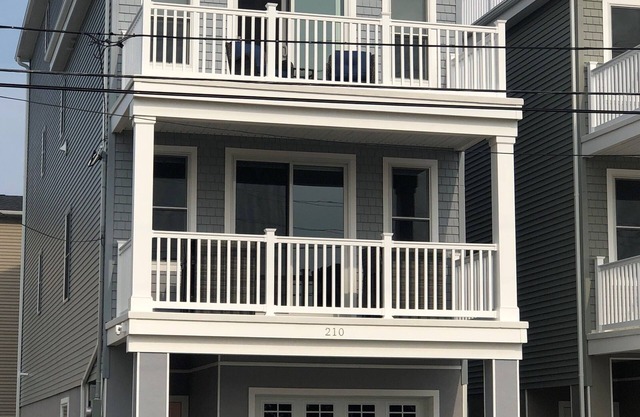 LUXURY HOME 5 BR/4BA WITH BBQ, 8 BEACH BADGES, & BEACH LOCKER!