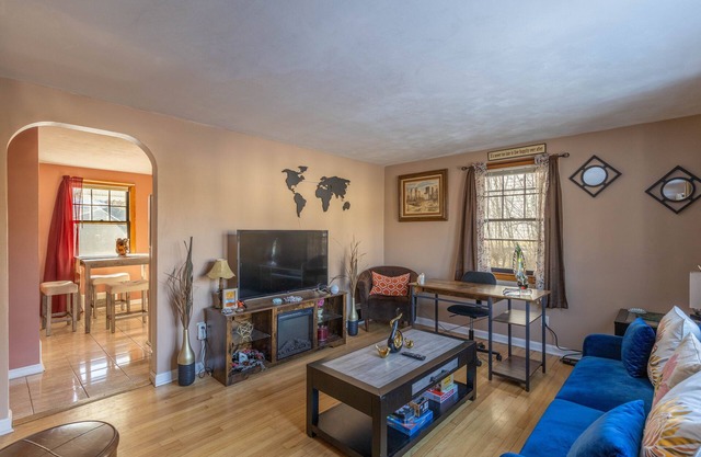 Luxury Home Central to Farmington, Plainville & Downtown New Britain