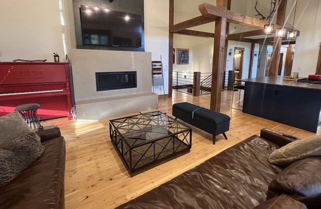 GALLATIN Riverfront luxury home. Close to Big Sky and Bozeman.