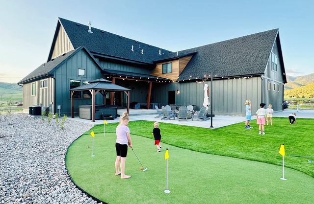 Luxury Home! Hot Tub, SportCourt, Putting Green, & BunkRoom for kids!