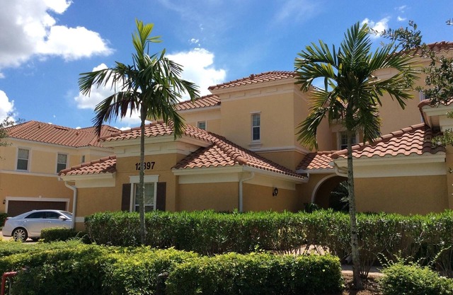 Luxushaus in einer Wohnanlage 3 Meilen vom Flughafen Ft Myers (RSW) entfernt.