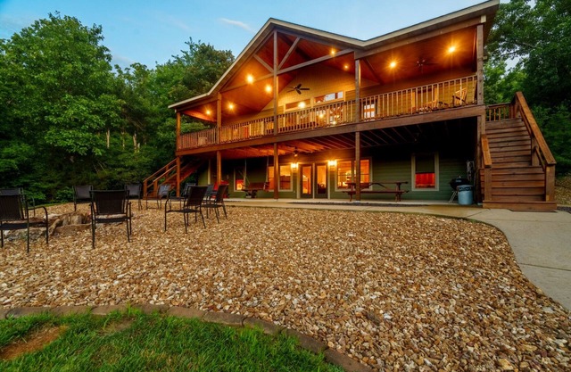 Neues Luxushaus in Woods mit privatem Zugang zum Fluss Meramec und zur Kiesbar