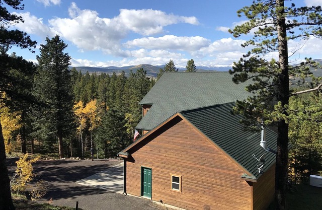 Luxury home located close to Casinos, Live music, local craft brews, & mountains
