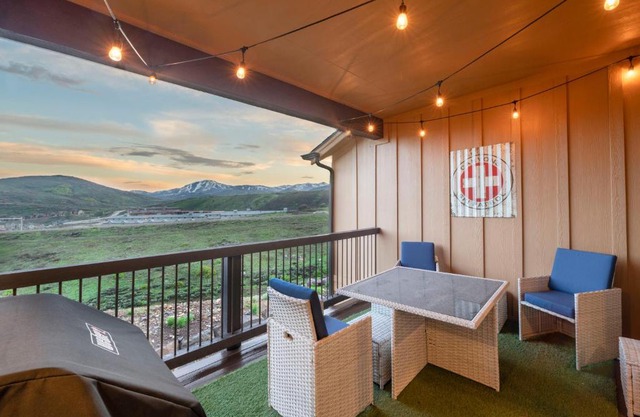 Luxury home minutes to Jordanelle with balcony, BBQ, firepit, hot tub, hiking and biking nearby