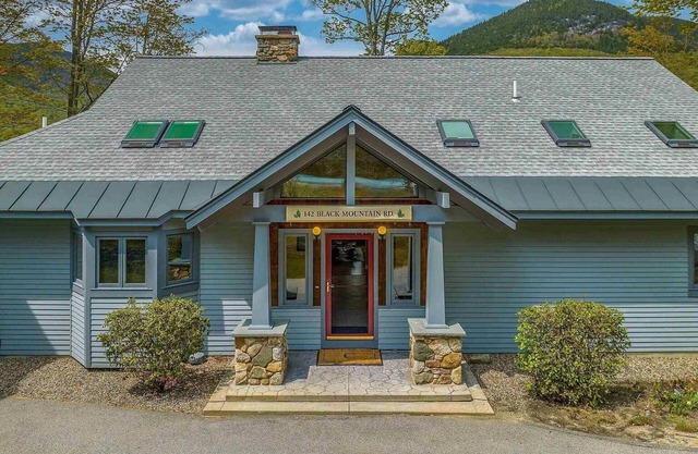 Luxury Home On Loon Spectacular Mtn Views, walk to ski lodge, Pool/Spa included