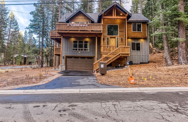 Luxury Home - Pool Table, Jetted Tub, Fireplaces, Free WiFi, Washer/Dryer