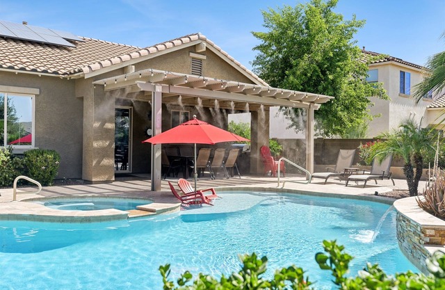 Luxury Home Pool / Spa, Putting Green, Billardtisch, Sprühsystem