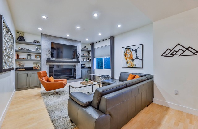 Luxury home w/ Mountain Views near Hiking, Mtn biking, Downtown, and City Parks