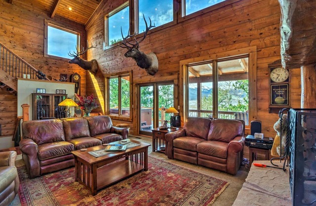 Luxury Home w/ Mountain Views, Hot Tub & Grill by RedAwning