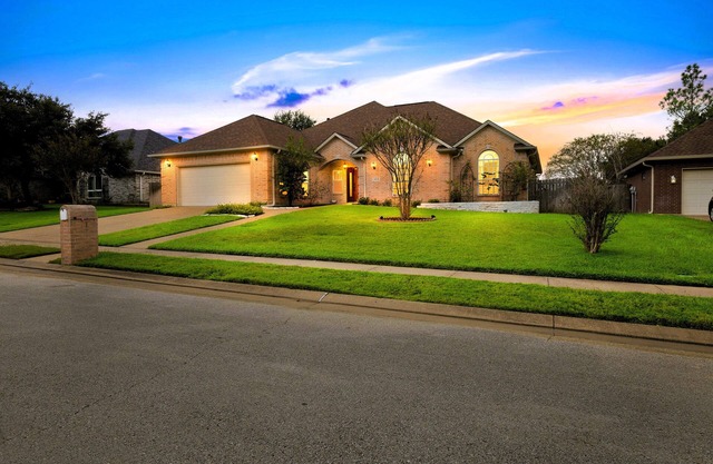 Luxury Home with Gourmet Kitchen - 3 Miles to A&M, Sleeps 14