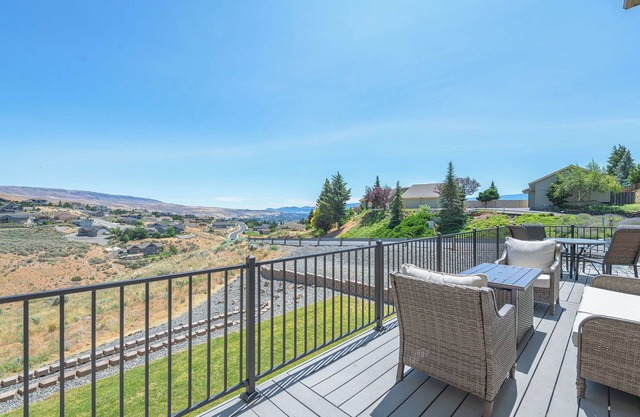 Luxury Home with Epic Views - Game Rooms, Gym, Near Leavenworth & Lake Chelan