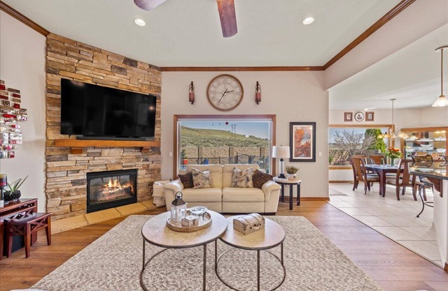 Luxury home with Pool, Mt. views, Hiking/biking trails out the door