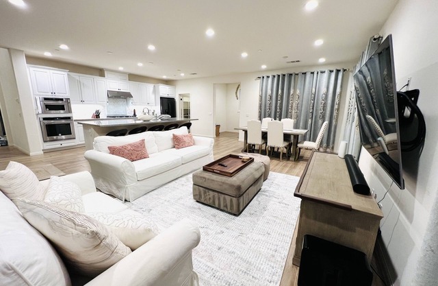 Luxury Home with Community Pool Spa 5 Mins to UCSB