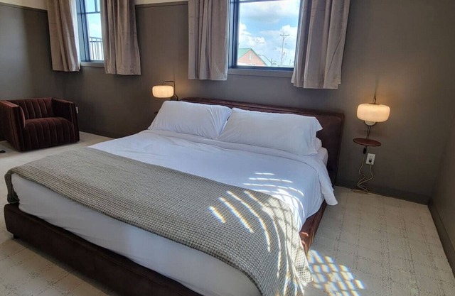 Luxury Hot Tub Suite in Downtown Berlin 304