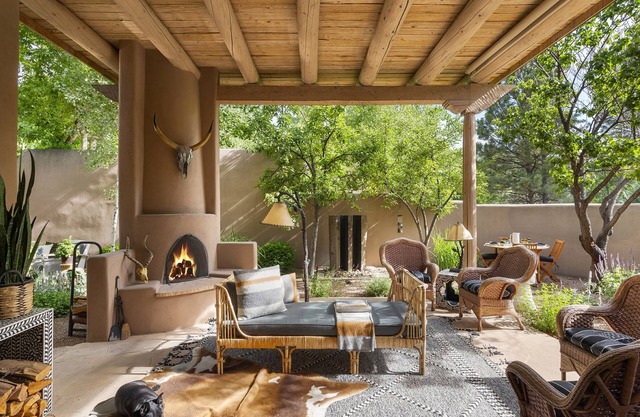 Luxury | Walk to Canyon Rd | Hot Tub | Near Santa Fe River | Two Masters