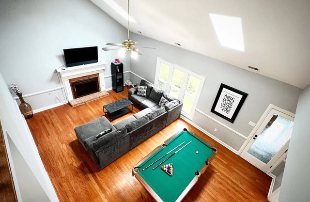 Luxury House Perfect for Family WKND! Game room!