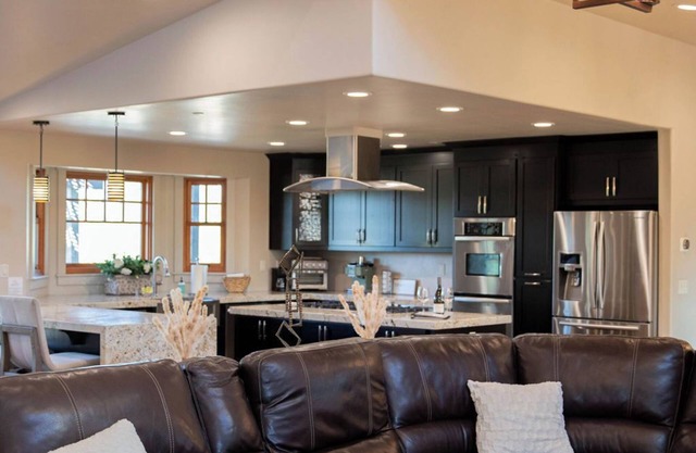 Luxury House/ Private/ Hot Tub/ Lots of Amenities