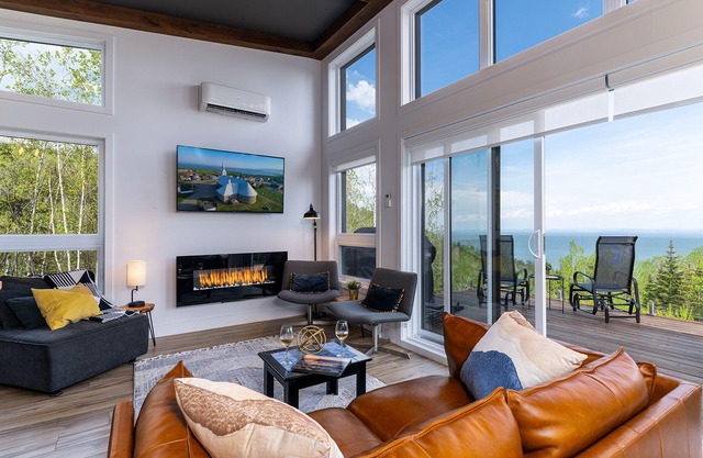 Luxury House with Breathtaking River Views: Hot Tub & Stargazing Perfect Getaway