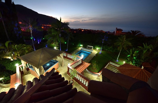 Luxus mit beheizbarem Pool + Jacuzzi + Sauna + Billardtisch + BBQ + WLAN