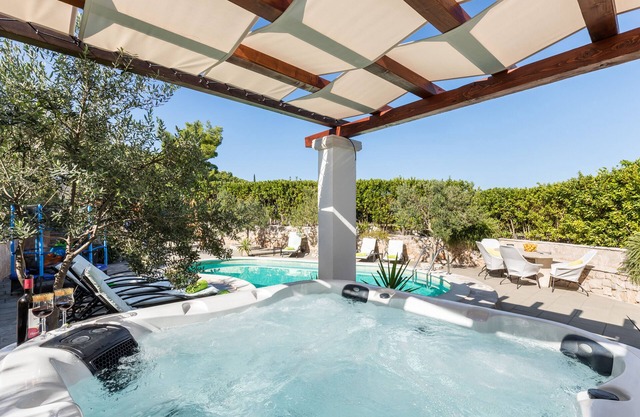 Luxushaus mit Pool, Whirlpool, Kinderspielplatz, Grill, Tranpoline, kostenlosem Parkplatz ...