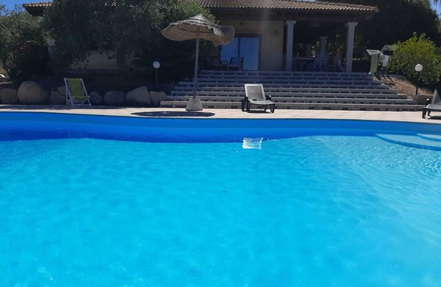 Haus mit Garten, Meeresblick, Pool und Tennisplatz fuer unsere Gaeste. Sardinien