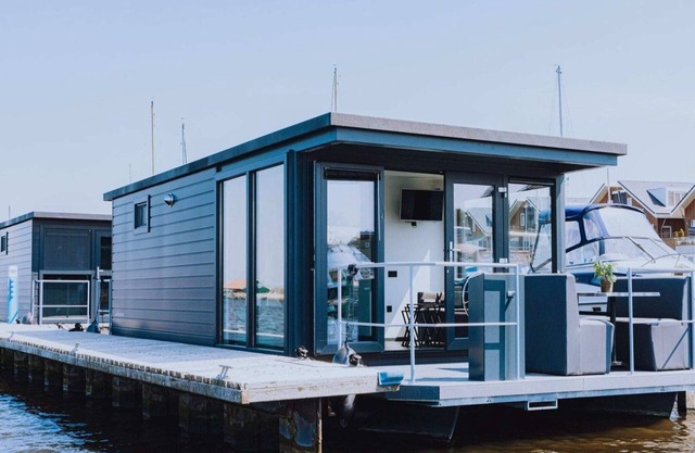 Modernes Hausboot mit Klimaanlage im Yachthafen