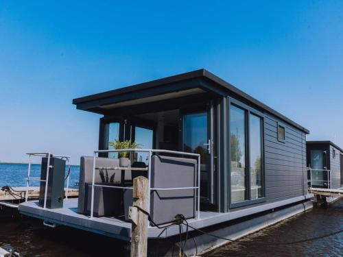 Luxury Houseboat Getaway