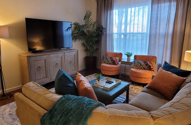Luxury Sanitized 2BR Entire Comfy Condo/Pool/Gym!