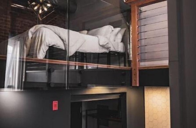 Luxury Industrial Loft-King Bed-17ft Ceilings