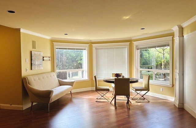 Luxury Italian-style House-Whole 850 sf Ground Floor-2 beds/1 bath/1 dining