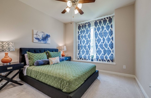 Luxury Katy Retreat- 5 bed/ 3 bath - BBQ Grill, Fire Pit/Office/TV Projector