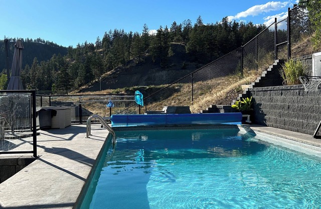 Luxury Kelowna Oasis on Knox Mountain minutes from downtown. Great for families!