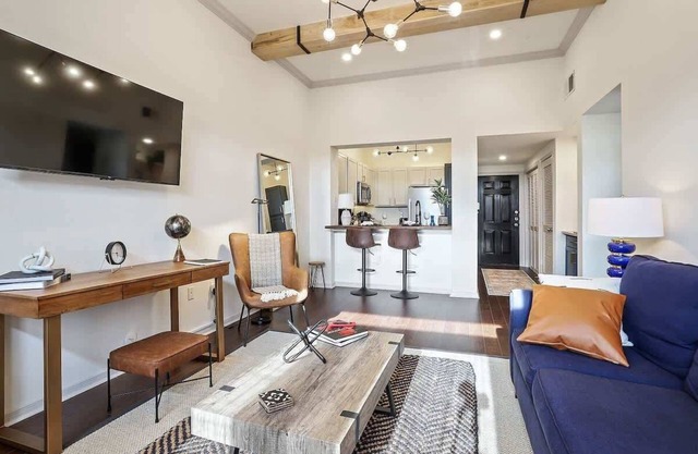 Luxury King bed condo w/pool gym and free parking