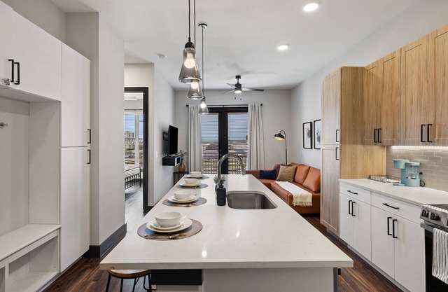 Luxury King Bed+Pool+Gym+DowntownATX+Domain+Q2Stadium