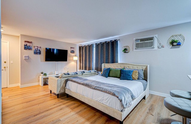 Studio- King Bed| HDTV| Airport| Safe Neighborhood