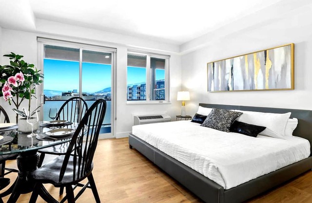 Luxury King Condo w/Private Patio & FREE Parking
