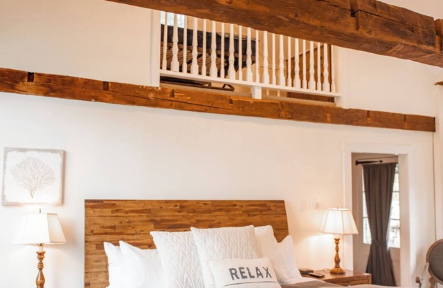 Luxury King Cottage, 2 twin beds in loft, fireplace, private entrance