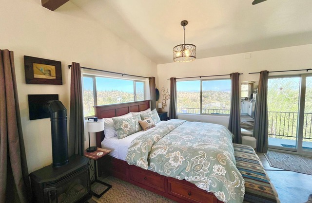 Luxury King, Incredible 360 Views, AC, Balcony, Dogs, 3 miles town trails, lakes