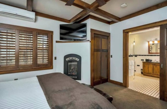 Luxury King Room Minutes from Downtown Calistoga. Fireplace and Spa Bathroom!