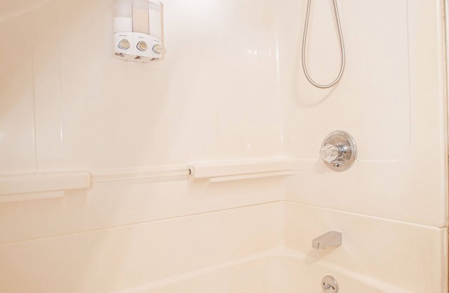 Luxury King Suite in Waterbury. 3 Bedroom. Essentials Close-By,