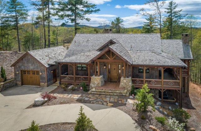 **LUXURY LAKE HOME W/PERSONAL DOCK ON LAKE JAMES!**