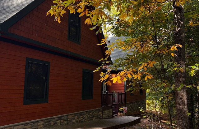 Luxury Lake House w/ DOCK. DIRECT LAKE ACCESS/Tennis/PICKLEBALL/Basketball Court