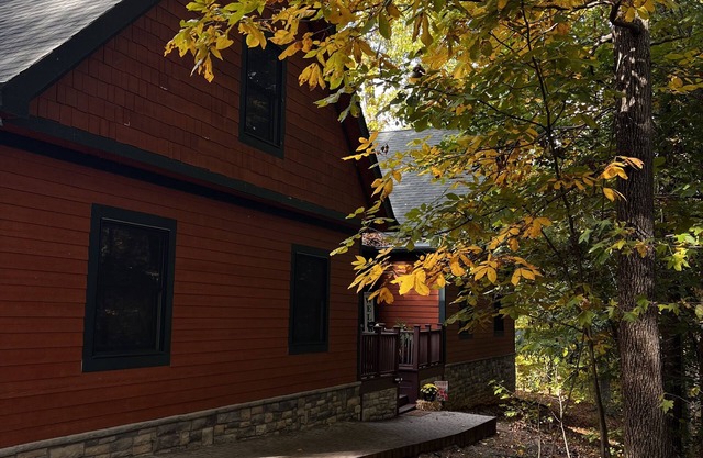 Luxury Lake House w/ DIRECT Lake access Dock Tennis/Pickleball/Basketball Court.