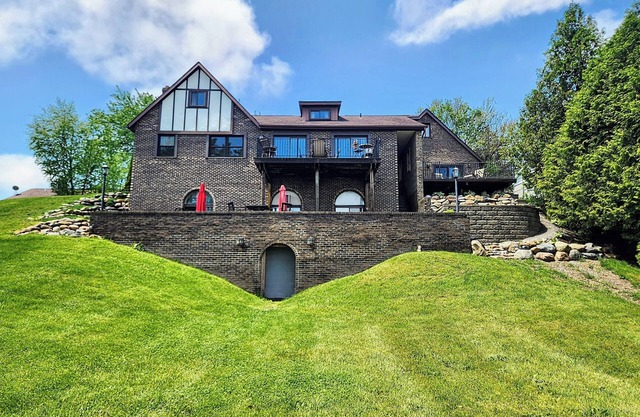 Luxus-Haus am See mit Innenpool und Spielzimmer